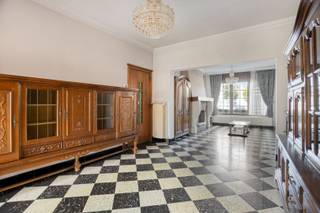 Zeldzame halfopen bebouwing met tuin op een gegeerde residentiële ligging in Tienen, op wandelafstand van het centrum (Leopoldvest). Deze karaktervolle gezinswoning combineert ruimte, authentiek karakter en privacy met toekomstgericht uitbreidingspotentieel.<br /><br />De eigendom werd steeds zorgvuldig onderhouden en beschikt over een solide bouwstructuur en ruime volumes. De woning omvat drie volwaardige slaapkamers, een ingerichte dakverdieping met uitbreidingsmogelijkheden en een volledige onderkeldering met garage. De indeling is praktisch en biedt een comfortabel woongevoel, geschikt voor gezinnen of voor wie nood heeft aan extra ruimte zoals een bureau of hobbykamer.<br /><br />De tuin is een belangrijke troef: volledig aangelegd, volgroeid en met maximale privacy. In deze centrale ligging in Tienen is een dergelijke buitenruimte uitzonderlijk en moeilijk te vinden.<br /><br />Dankzij de combinatie van ligging aan de Leopoldvest, de ruimte, de tuin en het potentieel is dit een interessante opportuniteit op de vastgoedmarkt in Tienen. EPC-label D zorgt bovendien voor extra gemoedsrust, aangezien er geen renovatieplicht van toepassing is.<br />Een unieke kans voor wie ruimte, rust en een centrale ligging in Tienen wil combineren in één karaktervolle gezinswoning.<br />Voor info of bezoek: bel Luc van LED-ON-IMMO 0479 73 76 94 of mail naar info@ledonimmo.be. Tot gauw ;)