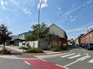 <p><span>Volledig en duurzaam gerenoveerde en 100% instapklare woning met tuin en garage.<br />Super gezellig ingericht, veel lichtinval en alle comfort aanwezig.<br /></span><span>Deze charmante woning biedt :<br /><br />✅ Veel lichtinval<br />✅ Super gezellige leefruimte met zicht op de tuin<br />✅ Twee ruime slaapkamers (17m2 & 15m2)<br />✅ Ingerichte keuken (alle toestellen) en dito badkamer met douche.<br />✅ Tuin + groot overdekt terras en garage, allen vlot bereikbaar via de achterzijde<br />✅ EPC Label B<br />✅ Conforme elektriciteit tot 2051<br />✅ Asbest-veilig<br />✅ Warmtepomp inclusief airco<br />✅ Zonnepanelen<br /><br />Instapklaarder worden woningen niet aangeboden.</span></p>
<p><span>Ideaal als starterswoning, investering of voor klein gezin.</span></p>