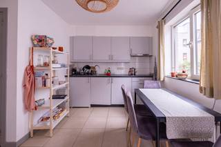 Zeer mooi afgewerkte nieuwbouw studio in het centrum van Antwerpen, vlakbij omliggende hogescholen. Rustig gelegen aan de achterkant op de 2e verdieping (geen lift) van een nieuwbouw. Beschikbaar vanaf 1 november. Indeling: Woonkamer (14m²) met open ingerichte keuken (kookvuur, dampkap, koelkast), badkamer met douche en toilet (4m²), slaapkamer (14m²). Voornamelijk geschikt voor één persoon. Maandelijkse kosten 75 € (provisie water en verwarming), elektriciteit met eigen meter. Afzonderlijke fietsenberging. Gemeenschappelijk terras op de binnenplaats. Aanwezige meubels kunnen overgenomen worden bij interesse.<br />Vraag je bezoek aan via: https://mijnhuurprofiel.be/property/943dbdfc-4314-45d0-a9f9-453bcd7ef5e0