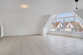 À Oud-Knokke, au deuxième étage, se trouve ce spacieux duplex de 114 m², situé dans une petite résidence sans syndic. L'espace de vie est particulièrement agréable grâce à la grande fenêtre qui laisse entrer beaucoup de lumière. La cuisine ouverte et entièrement équipée est attenante, créant ainsi un espace de vie ouvert et harmonieux. Le hall d'entrée comprend un débarras pratique et des toilettes séparées pour les invités.<br /><br />Au deuxième étage se trouve la première chambre, qui offre un accès direct à une grande terrasse ensoleillée à l'arrière du bâtiment. Au même étage se trouve la salle de bains, équipée d'une baignoire, de toilettes et d'un lavabo. Le troisième étage abrite une deuxième chambre avec sa propre salle de bains, équipée d'une douche, d'un lavabo simple et de toilettes, ce qui rend cet étage idéal comme chambre d'amis ou espace privé.<br /><br />Terrasse de +/- 10 m² oriéntée ouest. <br /><br />À l'arrière de la résidence, il est possible d'acheter un garage, ce qui augmente encore le confort de ce duplex. Grâce à l'absence de syndic, il n'y a pas de frais mensuels de copropriété, ce qui rend ce logement encore plus attrayant.<br /><br /><u><strong>Disclaimer</strong></u>: cet appartement fait partie d'un immeuble qui est également proposé à la vente dans son intégralité. Outre l'achat de cet appartement individuel, il est donc également possible d'acheter l'ensemble de l'immeuble.