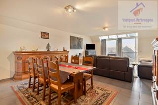 Op zoek naar een ruim recent appartement op een topligging? Dan is dit modern (2004) appartement van maar liefst 121 m² zeker iets wat je moet gezien hebben. Gelegen op de vierde verdieping van een moderne residentie met lage gemeenschappelijke kosten (+- 80 euro/maand), tussen de Hopmarkt en het Keizersplein, geniet u hier van een uitzonderlijke combinatie van rust, ruimte, licht en stadsdynamiek. Met wat frisse meubels wordt dit een absolute parel !<br /><br />Van zodra u binnenstapt, voelt u het: dit is geen doorsnee appartement. De royale inkomhal zet meteen de toon en leidt u naar een indrukwekkende leefruimte waar grote raampartijen zorgen voor een zee van natuurlijk licht. Het schuifraam opent naar een eerste zonnig terras met een fantastisch zicht op de stad.<br /><br />De open, volledig uitgeruste keuken vormt een natuurlijke verbinding met de leefruimte. Hier scoor je gemakkelijk een 10/10 voor sfeer en gezelligheid. <br /><br />Achteraan bevindt zich het rustige slaapgedeelte met twee volwaardige slaapkamers van 11,5 m² en 17 m². Beide kamers geven uit op een tweede terras, een zeldzame luxe in het centrum van de stad. De badkamer biedt alle comfort dankzij een ligbad én afzonderlijke douche, terwijl de praktische berging extra opbergruimte voorziet.<br /><br />Ook op technisch vlak scoort dit appartement uitstekend. Met een goed onderhoud en recent gebouw, een gunstig EPC-label B, een asbestveilig attest en een conforme elektrische keuring bent u verzekerd van een zorgeloze aankoop. Voor investeerders vormt dit bovendien een bijzonder interessante opportuniteit: het appartement is reeds vijf jaar verhuurd (€900 per maand), met een huurwaarborg van drie maanden, wat zorgt voor een stabiel en onmiddellijk rendement.<br /><br />De privatieve kelderberging, individuele tellers en de onovertroffen centrumligging maken het plaatje compleet. In het gebouw zijn parkeerplaatsen te huur à 79 euro/maand, al is dit een locatie waar je werkelijk alles te voet kan bereiken.<br /><br />Een zeldzame kans om te investeren of te wonen op een van de meest gegeerde locaties van Aalst, waar ruimte, comfort en stadsleven samenkomen in één aantrekkelijk geheel. <br /><br />Welkom thuis. Welkom in het hart van Aalst !<br /><br />Voor meer informatie of een bezoek: info@vastgoedverbruggen.be of 053/666.446