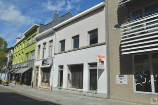 Handelspand met woonst te koop in hartje RonseWijnstraat 77 te RonseHet gelijkvloers omvat een handels-/winkel- of kantoorruimte, gelegen in de...