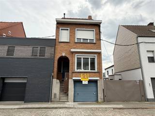 Karaktervolle woning met inkom, woonkamer op eerste verdieping met keuken, op de eerste verdieping 2 slaapkamers en berging, badkamer met ligbad en lavabo, op de derde verdieping 2 slaapkamers, gelijkvloers ruime garage met douche en ruimte voor wasmachine en droogkast, tuin, CV op gas, dubbel glas.