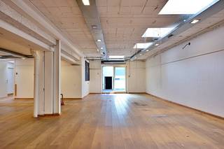 Dit handelspand van ca. 367m² is gelegen vlak bij de Grote Markt van Roeselare en de Ooststraat. Dankzij deze commerciële ligging geniet het pand van zeer veel visibiliteit. Naast de handelsruimte is er ook nog een ruime garage van ca. 117m² en een kelder van ca. 24m². Het is ook mogelijk om de bovenliggende appartementen of het naastgelegen pand bij aan te kopen. Bent u op zoek naar bedrijfsvastgoed bestaande uit een opbrengsteigendom te koop in Roeselare? Aarzel dan niet om ons te contacteren op het nummer 051 21 22 23.