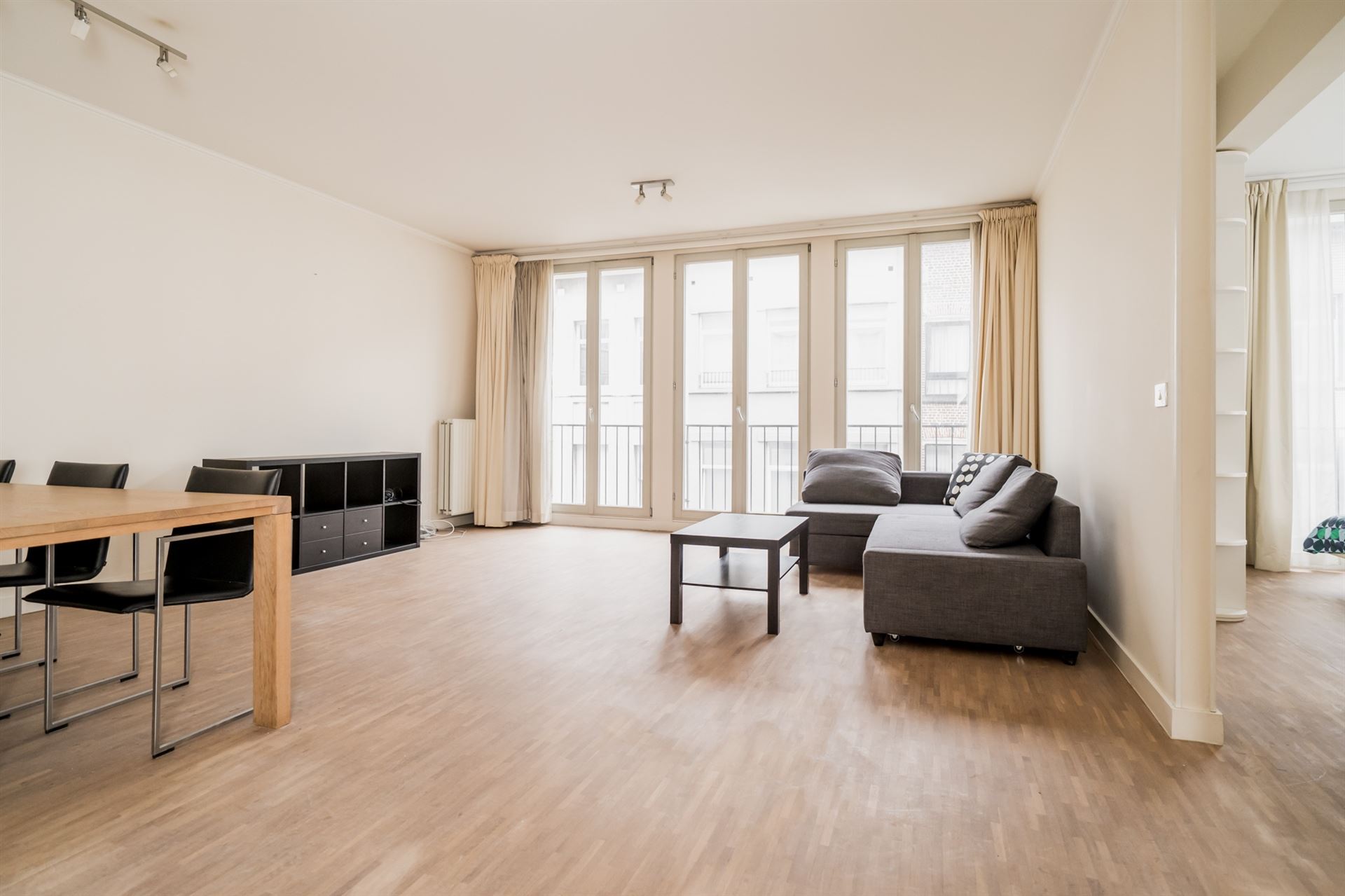 Ruim en lichtrijk appartement op de 2de verdieping in de prachtige residentie St Louis Court - foto 2