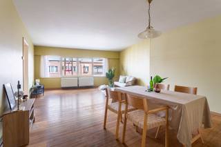 Dit aangename appartement is gelegen op de tweede verdieping van een kleinschalige residentie met lift, in het hart van Hove. Dankzij de centrale ligging bevinden winkels, scholen, horeca en dagelijkse voorzieningen zich op wandelafstand. Ook het station van Hove en de verbindingen richting Antwerpen zijn vlot bereikbaar.<br /><br /><br />Via de inkomhal komen we in de ruime en lichtrijke woonkamer aan de voorzijde. Aansluitend bevindt zich de volledig geïnstalleerde keuken met daarnaast een ruime berging, voorzien van aansluiting voor een wasmachine.<br /><br />Aan de achterzijde bevinden zich twee slaapkamers, die beide rechtstreeks toegang bieden tot het zuidgerichte terras. De badkamer beschikt over een dubbele lavabo en douche. Verder is er een afzonderlijk gastentoilet aanwezig.<br /><br />Een privatieve kelderberging zorgt voor extra opbergruimte. Bovendien bestaat de mogelijkheid om een garagebox aan te kopen voor € 10.000.<br /><br />Een praktisch ingedeeld appartement met aangename buitenruimte, gelegen op een centrale en gegeerde locatie in Hove. Ideaal voor wie comfortabel wil wonen met alle voorzieningen binnen handbereik.<br /><br />Verplichte vermeldingen: <br />EPC: E – 447 kWh/m²/jaar (renovatieverplichting), P-score: A, G-score: A, Stedenbouwkundige inlichtingen: in aanvraag.