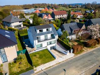 Volledig gerenoveerde (2020) villa, ideaal gelegen in een rustige en residentiële wijk, vlakbij het centrum van Sterrebeek.Gelijkvloers: Ruime...