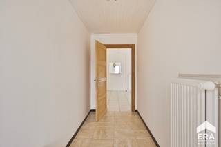 Deze volledig gerenoveerde woning biedt 4 ruime slaapkamers, een badkamer, een praktische garage en een lichtrijke leefruimte met prachtig zicht op...