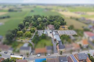 Bedrijfsgebouw met woonst te koop in Vleteren. Gelegen op een totale grondoppervlakte van ca. 26.787 m² bestaande uit ca. 823 m² woongebied...