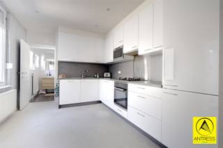 <p><span>Gezinswoning met 3 slaapkamers op top locatie.</span></p><p><span>Deze gezinswoning met drie slaapkamers is ideaal gelegen aan de stadsrand van Lier, in een rustige en verkeersarme straat, op wandelafstand van winkels, scholen, bushaltes en de ringweg. Het charmante stadscentrum en de Lierse stadsvesten bevinden zich op slechts een kwartiertje afstand, wat deze locatie bijzonder aantrekkelijk maakt voor gezinnen en mensen die op zoek zijn naar een goede verbinding tussen rust en bereikbaarheid.</span></p><p><span>De woning zelf biedt heel wat potentieel en is gedeeltelijk gerenoveerd in 2020. Bij het betreden van de woning komt u in de inkomhal die toegang geeft tot een lichtrijke woonkamer. Aansluitend bevindt zich de geïnstalleerde keuken, van waaruit u de badkamer bereikt. Deze is uitgerust met een douchecabine en een wastafel. Aan de achterzijde is er een open ruimte die momenteel dienstdoet als terras met barbecue, maar eenvoudig kan worden ingericht als gezellige stadstuin.</span></p><p><span>Op de bovenverdieping vindt u een nachthal met toegang tot twee ruime slaapkamers. De zolderverdieping is volledig afgewerkt en kan perfect dienen als derde slaapkamer of extra leefruimte. De woning beschikt bovendien over een handige kelder met extra bergruimte.</span></p><p><span>Qua comfort en energiezuinigheid scoort deze woning goed: ze beschikt over </span><span>9 zonnepanelen van 430 Wp</span><span> (samen goed voor 3.870 Wp), </span><span>automatische rolluiken voor- en achteraan</span><span>, een </span><span>centrale verwarming op aardgas met een Junkers-brander</span><span>, en de </span><span>elektriciteit is conform</span><span> de huidige normen. De woning is bovendien </span><span>asbestveilig</span><span> en heeft een </span><span>gunstige EPC-score (klasse C)</span><span>.</span></p><p><span>Tot slot beschikt de woning over </span><span>aangelegde en omheinde buitenruimtes</span><span>, wat bijdraagt aan de privacy en het comfort.</span></p><p><span>Bent u op zoek naar een instapklare woning met potentieel op een topligging? Aarzel dan niet en boek snel uw bezoek via </span><span>Antress Vastgoed</span><span> misschien is dit wel de woning waar u al zo lang naar op zoek bent.</span></p>