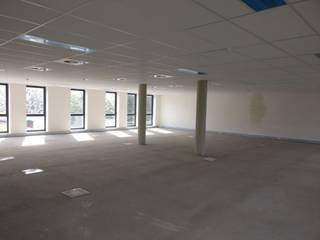 Nieuwbouwkantorenproject op zichtas A12. Gebouw met zeer lage K-waarde (zuinig verbruik). Landschapskantoren met vloerbekleding, kitchenette, HVAC...