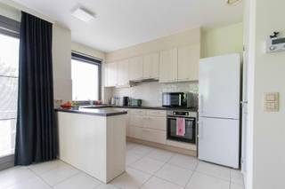 <p><span>Op zoek naar een instapklaar appartement op een rustige, groene locatie met alle voorzieningen binnen handbereik? Dan is dit verzorgde appartement in Maria-ter-Heide (Brasschaat) zeker een bezoek waard.</span></p><p><span>De ligging is een absolute troef. U woont vlak bij parken, supermarkten, winkels en openbaar vervoer, terwijl de nabijgelegen invalswegen zorgen voor een uitstekende bereikbaarheid.</span></p><p><span>Het appartement combineert hedendaags wooncomfort met een praktische indeling en een energiezuinige afwerking. Dankzij de zonnepanelen, airconditioning en elektrische screens geniet u het hele jaar door van een aangenaam woonklimaat en een lager energieverbruik.</span></p><p><span>De ruime, lichtrijke leefruimte sluit naadloos aan op de open, volledig uitgeruste keuken, waardoor een gezellige en functionele leefomgeving ontstaat. Daarnaast beschikt het appartement over een praktische berging, een apart gastentoilet, twee volwaardige slaapkamers en een verzorgde badkamer met zowel een ligbad als een inloopdouche.</span></p><p><span>Als extra troeven zijn er een inpandige autostaanplaats en een lift aanwezig, wat het wooncomfort compleet maakt.</span></p><p><span>Kortom, een instapklaar appartement dat comfort, energiezuinigheid en een uitstekende ligging perfect combineert.</span></p>