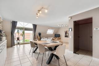 uim appartement in het centrum van Zulte met garage inbegrepen.
<p> </p>
<p>Dit appartement uit bouwjaar 2000 combineert een centrale ligging met een praktische indeling en aangename woonruimte. Dankzij de ligging nabij het centrum en de vlotte verbinding met belangrijke invalswegen geniet u hier van een uitstekende bereikbaarheid. De ruime leefruimtes en drie slaapkamers maken dit appartement ideaal voor gezinnen of wie extra ruimte zoekt. Bovendien beschikt het pand over een EPC-label B, wat zorgt voor een gunstige energieprestatie. De garage is inbegrepen in de prijs.</p>
<p> </p>
<p>Belangrijkste ruimtes:<br />• Inkomhal met apart toilet<br />• Ruime living met aangename lichtinval<br />• Eetkamer aansluitend op de leefruimte<br />• Functionele keuken met praktische indeling<br />• Berging voor extra stockage en huishoudelijke voorzieningen<br />• Ruime badkamer met alle nodige comfort<br />• 3 kamers<br />• Terras om buiten te genieten<br />• Garage inbegrepen in de prijs</p>
<p> </p>
<p>Troeven:<br />• Ruim appartement met 3 slaapkamers<br />• EPC-label B<br />• Garage inbegrepen in de prijs</p>
<p> </p>
<p>Neem vandaag nog contact op voor een bezoek aan dit appartement in Zulte.</p>
<p> </p>
<p>JOUW DROOMAPPARTEMENT. ZO GEVONDEN!</p>