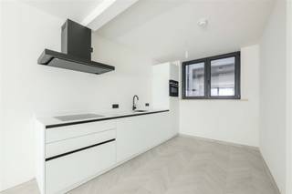 <p><span><strong>HUURRENDEMENT 3.9% | GELIJKVLOERS EN ENERGIEZUINIG APPARTEMENT MET GROOT TERRAS OP TOPLIGGING IN HARTJE TIELT</strong></span><br /><span>In hartje Tielt, vinden we dit kwalitatief gerenoveerd (geen BTW!) appartement, vlakbij de markt, winkels, bakker, slager, supermarkt, scholen, restaurants en openbaar vervoer, doch met rustige ligging. Met een bewoonbare oppervlakte van 64 m² kan men genieten van een lichtrijke leefruimte met open en volledig geïnstalleerde keuken, 1 slaapkamer met ensuite badkamer en een ruim terras van 15m². De CV op gas, de hoogrendementsbeglazing en de maximale isolatie ,dragen bij tot een zeer energiezuinige eigendom. De lichte kleuren, warme tinten en kwalitatieve materialen zorgen dan weer voor een stijlvolle en exclusieve uitstraling. Met een huurrendement van maar liefst 3,9% is dit de ideale investeringseigendom maar ook als starterseigendom heel interessant.</span></p><p><span><strong>INDELING:</strong></span><br /><span>We komen binnen in de inkomhal met technische ruimte en afzonderlijk toilet. Vanuit de inkom komen we terecht in de ruime en lichtrijke leefruimte met open en volledig geïnstalleerde keuken.</span><br /><span>De leefruimte biedt voldoende plaats voor een zithoek en eetplaats en biedt toegang tot het grote terras.</span><br /><span>Vanuit de leefruimte heeft men rechtstreekse toegang naar de slaapkamer met ensuite badkamer met inloopdouche</span><br /><span>Het appartement is volledig geschilderd en geniet een hoogwaardige afwerking met moderne technieken.</span><br /><span>Tot slot is er nog een inpandige garage, die apart kan bijgekocht worden al dan niet.</span></p><p><span><strong>TROEVEN:</strong></span><br /><span>- Topligging, vlakbij markt en winkels</span><br /><span>- Energiezuinig</span><br /><span>- Ruim terras</span><br /><span>- Garage </span><br /><span>- Huurrendement 3,9%</span></p>