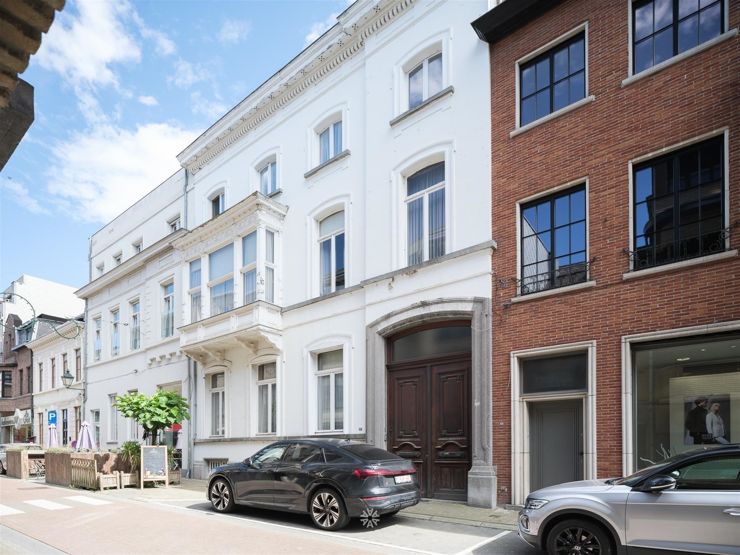 Burgerwoning in neoclassicistische stijl te koop in het centrum van Wetteren - foto 1