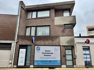 Dit instapklare commerciële gelijkvloers is uitstekend gelegen in het hart van Kapellen vlakbij alle belangrijke voorzieningen. De toegang van...