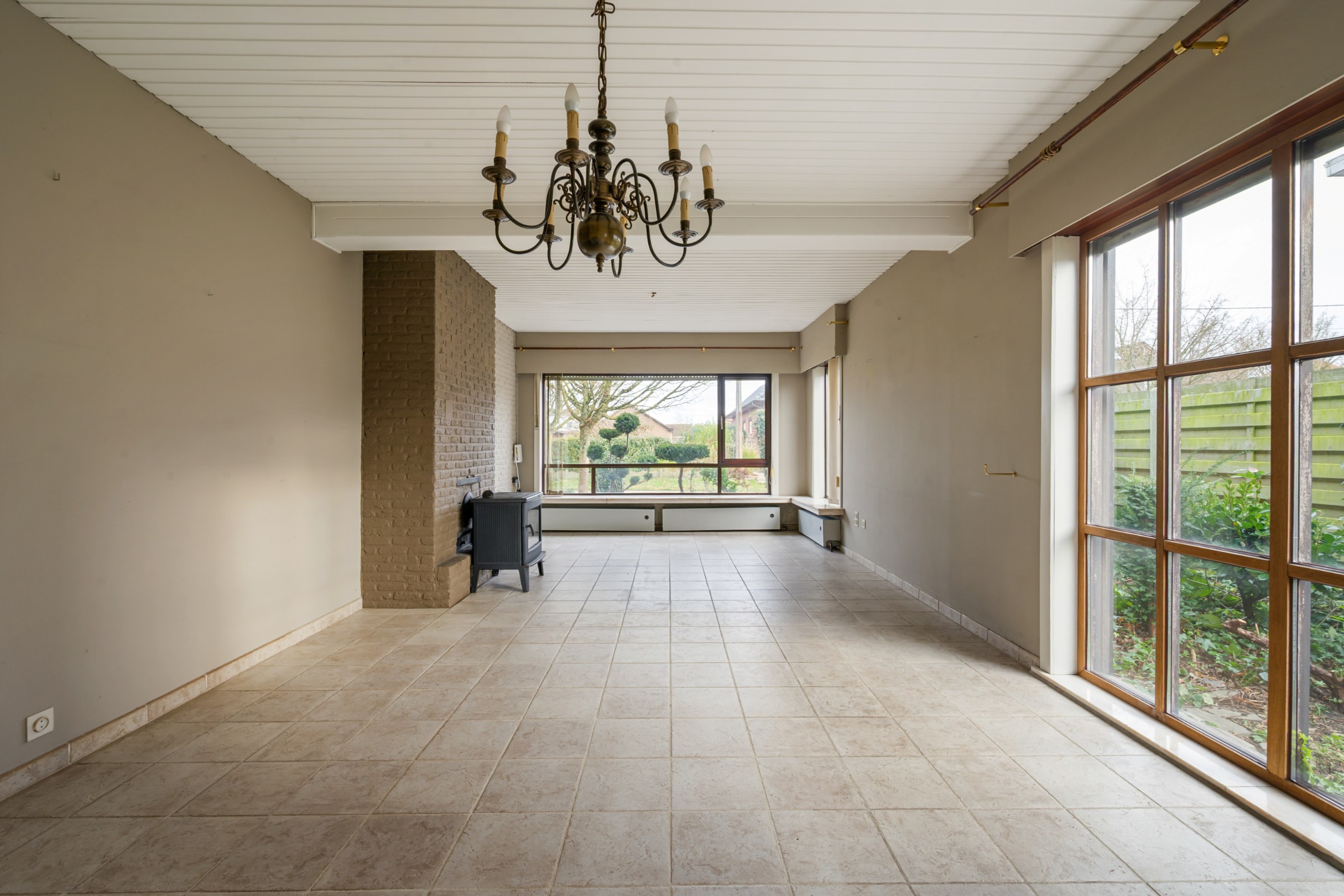 Te renoveren laagbouw met 3 slaapkamers en garage op perceel van 759m² - foto 3