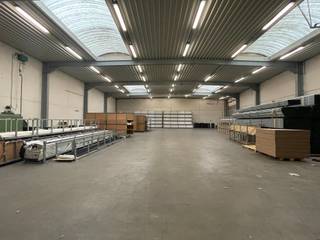 Bedrijfspand met circa 6.700 m² magazijnruimte en +/- 500 m² kantoren, gelegen in Deerlijk. Het pand bevindt zich op slechts 5 minuten van de op-...