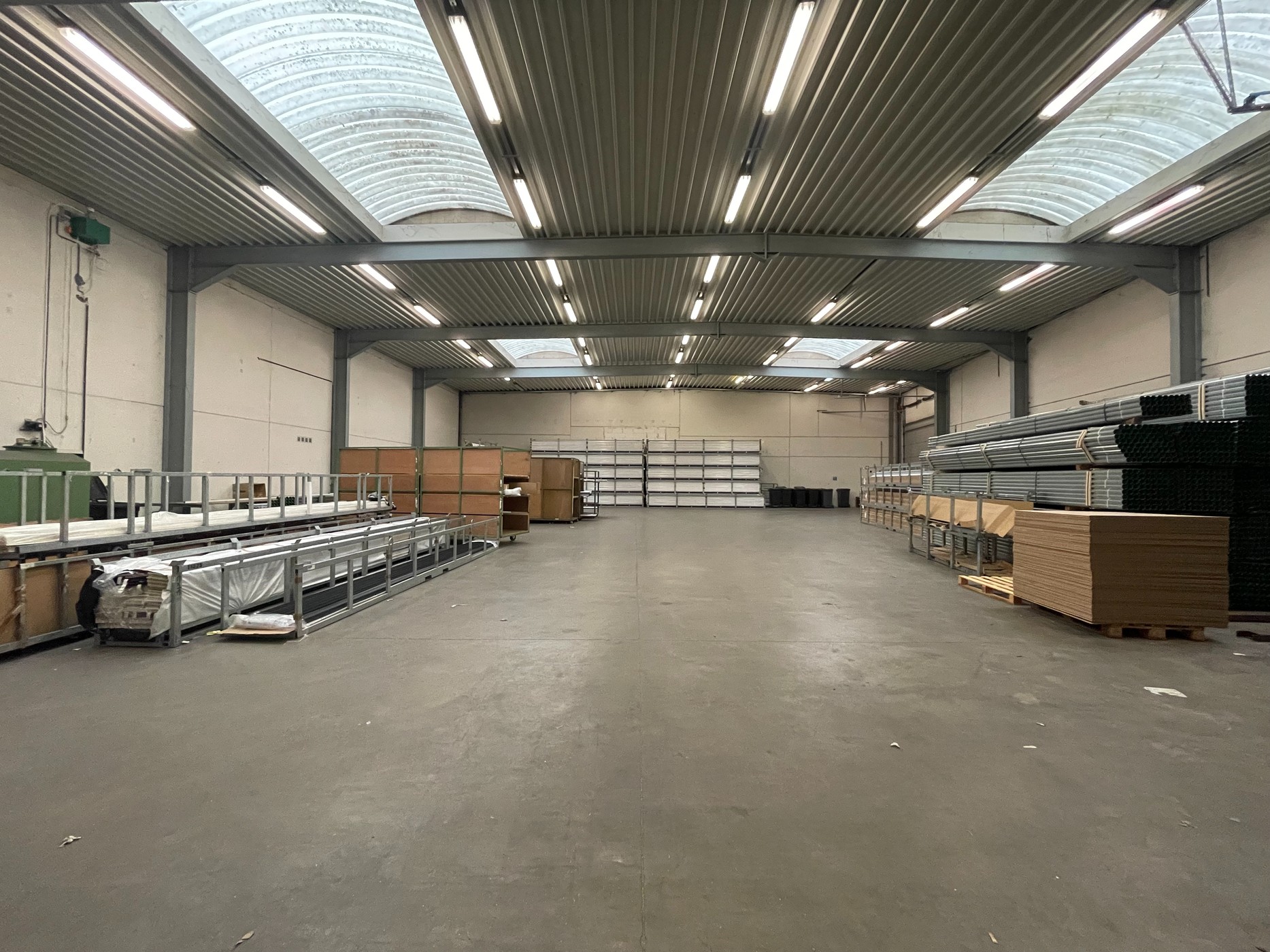 Magazijnruimte +/- 6.700m² met 820m² kantoren in Deerlijk - photo 2