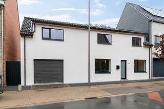 <p><span>Volledig gerenoveerde woning (HOB) op een prachtig perceel, met vier slaapkamers, twee badkamers, een garage en een ruime tuin met een weids uitzicht over de polders.</span></p><p><span>Op een aangename locatie in Hoevenen, vlakbij Kapellen, bevindt zich deze volledig gerenoveerde en verrassend ruime ééngezinswoning.</span></p><p><span>Dankzij de gunstige ligging geniet u van een vlotte verbinding met het centrum van Hoevenen en Kapellen en bevinden winkels, scholen, openbaar vervoer en belangrijke invalswegen zich in de nabijheid.</span></p><p><span>De woning is de ideale combinatie van comfortabel wonen en bereikbaarheid en dat in een rustige woonomgeving.</span></p><p><span>Via de inkomhal met gastentoilet betreden we de woning. Rechts bevindt zich een eerste volwaardige slaapkamer met en suite badkamer, uitgerust met een ruime inloopdouche en lavabomeubel. Links krijgen we toegang tot de leefruimte.</span></p><p><span>De lichtrijke leefruimte vormt samen met de open keuken het kloppende hart van de woning. De warme houten vloer, karaktervolle schouw en grote raampartijen creëren een bijzonder aangename sfeer! De volledig uitgeruste keuken met eiland biedt bijzonder veel werkblad- en kastruimte en sluit mooi aan op de eetplaats. Kamerbrede glaspartijen zorgen voor een overvloed aan natuurlijk licht en een prachtige verbinding met terras en tuin.</span></p><p><span>Verder vinden we op het gelijkvloers ook nog een polyvalente ruimte, geschikt als bureau, berging en/of wasplaats, en een ruime inpandige garage. Voldoende plaats voor wagen, fietsen en ...</span></p><p><span>Op de verdieping vinden we een nachthal, drie volwaardige slaapkamers en een tweede badkamer. Deze laatste is voorzien van een ligbad met douchevoorziening, dubbel lavabomeubel en toilet.</span></p><p><span>Ook buiten is het heerlijk vertoeven. Het ruime terras sluit rechtstreeks aan op de leefruimte en de keuken. Een garantie voor gezellige tuinfeestjes met familie en vrienden!</span></p><p><span>Men geniet hier bovendien van een mooi open zicht over de achterliggende velden, wat voor een heerlijk gevoel van rust en ruimte zorgt.</span></p><p><span>De tuin (met tuinhuis) biedt tenslotte nog heel wat mogelijkheden. Groene vingers? Dan kan je hier zeer zeker iets mee!</span></p><p><span>Interesse gewekt? Wel, dan hoor ik graag van U!</span></p>