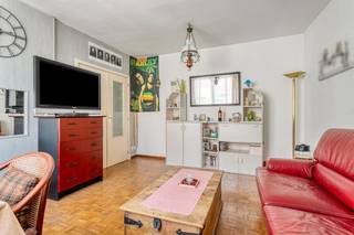 Hartje Oostende... Dit lichtrijke appartement bevindt zich op een FENOMENALE ligging (vlakbij het Wapenplein, casino, zee,...) & geeft je een instant THUIS-gevoel. Dit degelijke appartement is instapklaar en omvat: inkomhal, lumineuze leefruimte, keuken, slaapkamer, badkamer (douche, lavabo, aansluiting wasmachine), afz. toilet. Verzorgde residentie. Dubbel glas, CV op aardgas, kelderberging, lift. Het wordt gemeubeld verkocht. Korting registratierechten mogelijk. Perfect voor vaste bewoning, 2de verblijf, investering. Momenteel verhuurd met mooi rendement (5%)! Kom jij hier binnenkort genieten? <br />