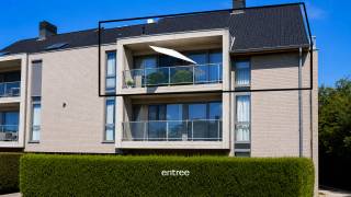 Ontdek dit lichtrijke en instapklare duplex appartement gelegen in een rustige en aangename omgeving. Dankzij de grote raampartijen, ruime leefruimte en zonnig terras geniet je hier van een heerlijk gevoel van ruimte en comfort. <br />TROEVEN:<br />• Ruime en lichtrijke leefruimte<br />• Moderne, volledig uitgeruste keuken<br />• 2 slaapkamers<br />• Verzorgde badkamer en douchekamer<br />• 2 afzonderlijke toiletten<br />• Zonnig terras<br />• Praktische wasruimte en extra bergruimte<br />• Dubbelle garage met elektrische poort<br />• Instapklaar en uitstekend onderhouden<br />• Bereikbaar via een lift<br />• Geschikt voor een koppel of alleenstaande<br />• EPC B<br />Vrij vanaf 1/07/2026 <br />Meer info of graag een bezoek?<br />Stuur een mail naar LS@entree.be voor meer info of een afspraak.