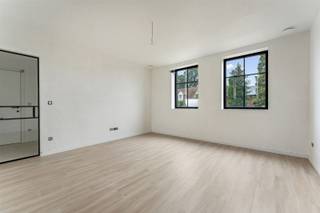 <p>Deze knappe nieuwbouwwoning (rechts) is gunstig gelegen nabij het centrum van Vorst. Op slechts 5 km van de autostrade. Op de gelijkvloerse verdieping bevinden zich een inkomhal met apart toilet, een leefruimte met open keuken en een berging. Op de eerste verdieping zijn 3 slaapkamers, een badkamer en een apart toilet aanwezig. Via de vaste trap die nog bekleed zal worden met tegels, krijgen we toegang tot de zolder. Hier is enerzijds een technische ruimte voorzien, maar biedt anderzijds nog de mogelijkheid om een extra slaapkamer/bureau/polyvalente ruimte te voorzien. Maak snel u afspraak! </p>