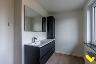 <p><strong>Instapklare woning op toplocatie in Tessenderlo-Ham</strong></p>
<p></p>
<p><strong>Op zoek naar een woning waar je zó kan intrekken? Deze charmante en volledig vernieuwde woning ligt op wandelafstand van de markt van Tessenderlo-Ham en combineert comfort, locatie en investeringspotentieel.</strong></p>
<p></p>
<p><strong>De woning beschikt over 3 volwaardige slaapkamers en werd recent grondig opgefrist. Zo geniet je van een nieuwe badkamer, een moderne, volledig uitgeruste keuken, nieuwe ramen en een nieuwe gasverwarmingsketel. Alles is al gedaan – enkel schilderen en verhuizen maar.</strong></p>
<p></p>
<p><strong>Dankzij de centrale ligging zijn winkels, scholen, openbaar vervoer en horeca vlot bereikbaar. Dit maakt de woning ideaal als starterswoning, maar ook perfect geschikt als opbrengsteigendom met een vlotte verhuurbaarheid.</strong></p>
<p></p>
<p><strong>Troeven op een rij:</strong></p>
<ul>
<li><span><strong> </strong></span><strong></strong><span><strong> </strong></span><strong>Wandelafstand van de markt van Tessenderlo-Ham</strong></li>
<li><span><strong> </strong></span><strong></strong><span><strong> </strong></span><strong>3 slaapkamers</strong></li>
<li><span><strong> </strong></span><strong></strong><span><strong> </strong></span><strong>Nieuwe keuken en badkamer</strong></li>
<li><span><strong> </strong></span><strong></strong><span><strong> </strong></span><strong>Nieuwe ramen en gasverwarmingsketel</strong></li>
<li><span><strong> </strong></span><strong></strong><span><strong> </strong></span><strong>Instapklaar </strong></li>
<li><span><strong> </strong></span><strong></strong><span><strong> </strong></span><strong>Ideaal voor starters of investeerders</strong></li>
<li><strong><span>Volledig geschilderd</span></strong></li>
</ul>
<p></p>
<p><strong>Een woning met deze combinatie van locatie, vernieuwing en prijs-kwaliteit is zeldzaam. Mis deze kans niet!</strong></p>
<p><strong><br /><br /></strong></p>