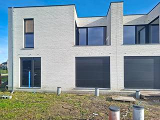 Lot 102 is een gesloten bebouwing op een grondoppervlakte van 203 m² en met een totale bewoonbare oppervlakte van 160 m². Moderne bouwstijl :...