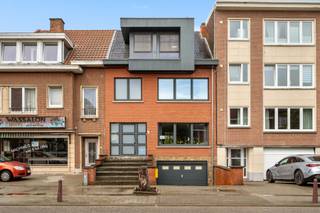 <p>Op zoek naar een ruime gezinswoning met karakter, comfort én een uitstekende ligging? Deze bijzonder grote woning van meer dan 300m² in Kessel-Lo werd optimaal ingedeeld en biedt maar liefst <strong>5 slaapkamers</strong>, veel bergruimte, een inpandige garage en een aangename stadstuin. Bovendien is er een mogelijkheid om nog een extra garagebox bij aan te kopen.<br /><br /></p>
<p>De ligging is zonder meer een grote troef. De woning bevindt zich in Kessel-Lo, vlakbij <strong>Leuven, scholen, winkels en het station</strong>. Dankzij de vlotte verbindingen zijn zowel het stadscentrum als de belangrijkste invalswegen eenvoudig bereikbaar.<br /><br /></p>
<p>Bij het binnenkomen valt meteen de <strong>authentieke inkomhal</strong> op, die de woning een warme en karaktervolle uitstraling geeft. Van hieruit kom je in de ruime leefruimte met veel lichtinval, die dankzij haar omvang verschillende mogelijkheden biedt. Aansluitend bevindt zich de keuken, terwijl een bijzondere <strong>duplex-multifunctionele ruimte</strong> zorgt voor nog meer flexibiliteit. Vandaag werd hier onder meer een bureau ingericht, maar deze ruimte kan evengoed dienstdoen als speelruimte, hobbykamer of extra leefruimte. Vanuit de bureau is er ook rechtstreeks toegang tot de kelder.<br /><br /></p>
<p>De <strong>grote kelder</strong> biedt uitzonderlijk veel praktische ruimte. Naast een staanplaats vind je hier verschillende bergruimtes en een wasplaats, uitgerust met ook een lavabo en bad. Ideaal voor wie nood heeft aan extra opslagruimte of graag wonen en praktische functies van elkaar gescheiden houdt.<br /><br /></p>
<p>Op de eerste verdieping bevinden zich <strong>twee ruime slaapkamers</strong>, een badkamer en een afzonderlijk toilet. De tweede verdieping biedt nog meer woonmogelijkheden, met een doucheruimte, een slaapkamer met toegang tot een <strong>terras</strong> en twee bijkomende slaapkamers die elk beschikken over een <strong>mezzanine</strong>. Dankzij deze praktische en speelse indeling zijn er tal van mogelijkheden voor een groot gezin, thuiswerk of hobby's.<br /><br /></p>
<p>Ook buiten is het aangenaam vertoeven. De woning beschikt over een <strong>fijne stadstuin met overdekt terras</strong>, een gezellige plek om buiten te genieten zonder veel onderhoud.<br /><br /></p>
<p>Op technisch vlak werden reeds belangrijke ingrepen uitgevoerd. De bovenverdieping werd ruimer door een nieuwe indeling en dakstructuur met dakkapel. Daarnaast werden al de ramen vervangen en werden er recent nog <strong>8 zonnepanelen en een thuisbatterij</strong> geïnstalleerd.<br /><br /></p>
<p>Als extra troef is er een mogelijkheid om een <strong>ruime garagebox </strong>bij aan te kopen voor €40.000. De garagebox bevindt zich aan de overkant van de woning in de Ontvoogdingstraat en heeft bovendien ook een oprit waarop nog een extra wagen kan parkeren. Een interessante opportuniteit voor wie extra parkeermogelijkheden of opslagruimte wenst.<br /><br /></p>
<p><strong>Kortom:</strong> een uitzonderlijk ruime woning met 5 slaapkamers, karaktervolle elementen, een praktische indeling, veel bergruimte, een stadstuin én een uitstekende ligging vlak bij Leuven. Een woning met bijzonder veel mogelijkheden voor wie ruimte en comfort wil combineren met een centrale ligging.<br /><br /></p>
<ul>
<li>Uitstekende ligging in Kessel-Lo vlakbij Leuven, invalswegen, scholen, station en winkels</li>
<li>Grote woning met een praktische en doordachte indeling</li>
<li>5 volwaardige slaapkamers, badkamer en een doucheruimte</li>
<li>Ruime kelder met staanplaats, wasplaats en veel bergruimte</li>
<li>8 zonnepanelen en een thuisbatterij</li>
<li>Onderhoudsvriendelijke stadstuin met overdekt terras</li>
<li>Mogelijkheid om een extra garagebox bij aan te kopen voor 40.000€</li>
</ul>
<br /><br />Interesse? Aarzel niet en contacteer BVM Vastgoed op 016 23 21 45 of via info@bvm-vastgoed.be