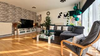 <p>Rustig gelegen halfopen woning met 3 slaapkamers in Herk-De-Stad!<br /><br />Deze gezellige halfopen woning bevindt zich in een zeer rustige en aangename omgeving in Herk-De-Stad, gelegen in de doodlopende Ganzenhoek. Een ideale ligging voor wie op zoek is naar rust en privacy, maar toch graag alle voorzieningen binnen handbereik heeft.<br /><br />De woning beschikt over een bewoonbare oppervlakte van 122 m² en is gelegen op een mooi perceel van 3a 63ca.<br /><br />Bij het binnenkomen treffen we een aangename leefruimte aan met aansluitend de keuken. Dankzij de praktische indeling beschikt de woning over voldoende ruimte voor het hele gezin.<br /><br />Op de verdieping bevinden zich 3 volwaardige slaapkamers en de badkamer. De woning biedt hierdoor een ideale woongelegenheid voor een gezin of voor wie graag over een extra hobby- of bureauruimte beschikt.<br /><br />Een belangrijk pluspunt is het EPC-label C. De woning is bijgevolg niet onderhevig aan de renovatieverplichting, wat betekent dat je hier zonder verplichte energetische renovatiewerken kan intrekken.<br /><br />De rustige ligging in een doodlopende straat zorgt bovendien voor weinig doorgaand verkeer en maakt dit een aangename en veilige woonomgeving.<br /><br />Pluspunten:<br />- zeer rustige ligging in een doodlopende straat<br />- 3 slaapkamers<br />- EPC-label C (geen renovatieverplichting)<br />- aangename woonomgeving<br /><br />Op zoek naar een rustig gelegen woning met 3 slaapkamers en zonder renovatieverplichting? Dan is deze woning in Ganzenhoek 15 zeker een bezoekje waard!<br /><br />Maatregelen opgenomen in het Maatregelenregister: nee<br /><br />Voor een bezichtiging ter plaatse of meer info, bel ons op 078/78.78.70, of kom gewoon binnen op ons kantoor. Steeds welkom!</p>