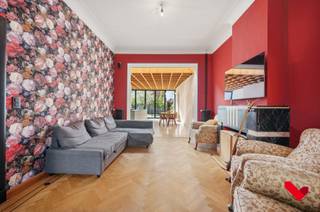 <p>Ontdek dit prachtig gerenoveerde herenhuis, ideaal gelegen in het centrum van Tienen. Deze woning combineert authentieke charme met hedendaags comfort en biedt een uitzonderlijke hoeveelheid ruimte, licht en mogelijkheden.<br /><br /></p>
<p> </p>
<p><strong>Troeven van deze woning:</strong></p>
<ul>
<li>Recent gerenoveerd met oog voor kwaliteit en duurzaamheid</li>
</ul>
<ul>
<li>Uitgerust met moderne technieken en voorzien van alarmsysteem</li>
</ul>
<ul>
<li>Ruime bewoonbare oppervlakte met tal van grote kamers</li>
</ul>
<ul>
<li>Veel natuurlijke lichtinval dankzij grote raampartijen</li>
<li>Flexibele indeling: ideaal voor combinatie wonen/werken of andere polyvalente invullingen</li>
</ul>
<ul>
<li>Zuidgerichte tuin met veel privacy met aansluitend terras en doorlopende vloertegels</li>
<li>Toegang tot tuin via groot accordeon-raam dat open gaat over de totale breedte</li>
<li>Authentieke elementen zijn behouden gecombineerd met een moderne afwerking</li>
<li>Bijzonder functionele kelderruimte in gebruik als volwaardige was -en opslagruimte</li>
<li>Afwerking van de bovenste verdieping voor indeling naar keuze</li>
<li>Gelegen in het centrum van Tienen, op wandelafstand van winkels, scholen en openbaar vervoer.</li>
<li>Instap klaar en onmiddellijk beschikbaar<br /><br /></li>
</ul>
<p><strong>Indeling:</strong><br />De woning beschikt over meerdere ruime leefruimtes, een volledig uitgeruste keuken en polyvalente kamers die naar wens kunnen worden ingericht (bureau, praktijkruimte, hobbyruimte, etc.).<br /><br /></p>
<p> </p>
<p><strong>Kortom:</strong> een unieke kans voor wie op zoek is naar een karaktervolle, ruime woning met hedendaags comfort en tal van mogelijkheden, midden in de stad maar met de rust van een private tuin.<br /><br /></p>
<p> </p>
<p>Interesse? Contacteer ons vandaag nog voor een bezoek!</p>