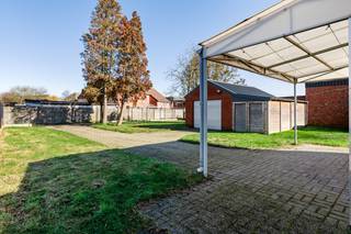 Deze te renoveren laagbouwwoning met enorm veel potentieel ligt op het einde van de doodlopende Heideroosstraat.De woning is te betreden via de inkom...