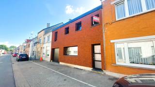 Bent u op zoek naar een uitzonderlijk ruime woning?<br />Dan is deze prachtig volledig  gerenoveerde gezinswoning precies wat u zoekt.<br /><br />Deze woning werd van A tot Z vernieuwd, waardoor u geniet van alle luxe en comfort van een nieuwe woning.<br /><strong>Totaal bewoonbare oppervlakte van maar liefst  255m² </strong><br /><br />De woning is voorzien met een royale woonkamer met salon en eetplaats.<br />De prachtige leefkeuken is voorzien met een eetplaats, smeg fornuis met oven en wijnfrigo.<br />Aansluitend een wasplaats /berging.<br /><br />Achter de keuken is er apart nog een extra grote slaapkamer en hal met trap naar het dakterras.<br /><br />Toegang via de keuken en tuin naar de grote dubbele garage met automatische poort en extra bergruimte.<br /><br />Op verdieping 1 zijn er 3 grote slaapkamers.<br />De eerste badkamer is uitgerust met een ligbad, douche, lavabomeubel en toilet.<br /><br />Op verdieping 2 een master bedroom met een eigen ensuite badkamer met dubbele inloopdouche, lavabomeubel en toilet.<br />Ingemaakte kasten en een dressing aan de kamer.<br /><br />Ook buiten werd aan alles gedacht. De nieuw aangelegde tuin vormt een aangename plek om te ontspannen of te genieten van de zon.<br />Het zongerichte dakterras biedt bovendien een heerlijke extra buitenruimte waar u de hele dag en avond van de zon kunt genieten.<br /><br /><strong>Troeven van deze woning:</strong><br /><br />🏡 Volledig gerenoveerd – alles is nieuw<br />📐 Uitzonderlijk grote ruimtes -255m² bewoonbaar<br />🛏️ 5 volwaardige slaapkamers<br />🛁 2 moderne badkamers<br />✨ Master bedroom met privébadkamer en dressing<br />🌳 Nieuw aangelegde tuin<br />☀️ Zongericht dakterras<br />🚗 Dubbele garage<br />🔑 Instapklaar wooncomfort<br />👨‍👩‍👧‍👦 Ideaal voor grote gezinnen<br /><br />Deze uitzonderlijk ruime woning combineert luxe, comfort en functionaliteit op een unieke manier.<br /><br />Vraagprijs 429.000 euro<br /><br />Mis deze prachtige woning niet en bel snel voor uw bezoek afspraak.<br /><br /><br /><br /><br /><br /><br /><br /> 
