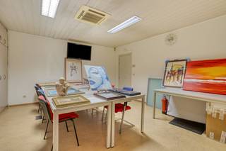 Ben je op zoek naar de perfecte plek om jouw zaak te vestigen? Dan is dit kantoor in het bruisende hart van Wenduine precies wat je zoekt!Jouw zaak...