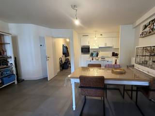 <p>Appartement op de eerste verdieping met twee slaapkamers gelegen in Residentie "Augustijnenpark" te Herentals.</p>
<p>Indeling en omschrijving; <br />Ruime inkomhal, ingerichte open keuken met eethoek en aansluitende woonkamer, twee slaapkamers, badkamer met ligbad, aparte douchecel, bergruimte en toiletruimte. Twee terrassen I oost-georiënteerd en terras II west-georiënteerd.</p>
<p>Extra info: Autoplaats (P17) en kelder (K21) gelegen in het ondergrondse complex I geen verdere gemeenschappelijke kosten I EPC 101 kWh/ (m² jaar) label B I watertoets: P-score: C I G-score: A.</p>