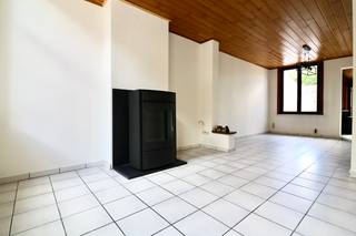 Bent u op zoek naar een stijlvolle burgerwoning met ruimte en comfort? Dan is deze volledig gerenoveerde halfopen bebouwing nabij het commerciële centrum en het treinstation van Eeklo maar toch nabij het groengebied, van alle rust en wooncomfort, zeker een bezoek waard.
Bij het betreden van de woning wordt u verwelkomd in een aangename leefruimte die baadt in het natuurlijke licht en zicht op het terras. De moderne keuken is voorzien van alle hedendaagse comfort, waardoor koken een echt plezier wordt.
Een extra troef is de badkamer op het gelijkvloers, die praktisch is ingericht en het dagelijkse comfort aanzienlijk verhoogt.
De woning beschikt over maar liefst drie ruime slaapkamers, ideaal voor een gezin, thuiswerk of hobbyruimte.
Dankzij de doordachte renovatie geniet u overal van een hedendaagse afwerking en een aangename woonbeleving.
Buiten vindt u een gezellig terras dat uitkijkt op de onderhoudsvriendelijke tuin, de perfecte plek om te ontspannen of gezellig te genieten met familie en vrienden.
Wenst u een bezoek aan deze ruime woning?
Wees er snel bij en plan uw bezoek via het nummer 09 336 16 15 of mail naar info@vastgoedunicum.be, wij helpen u graag verder!