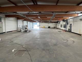 Magazijn 580m² met kantoorruimte van ca. 50m²Het magazijn is beperkt in de hoogte tot ca. 4mGelegen in de industriezone van Heist op den BergExtra...