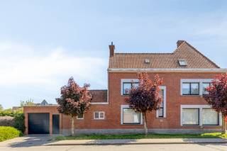 Plan snel een bezoek!Een charmant huis met een bewoonbare oppervlakte van 150 m², gezellige tuin en garage, gelegen op een centrale ligging in Roeselare.De woning heeft volgende indeling:Gelijkvloers:- Leefruimte met een mooie boog die zorgt voor een open en aangename verbinding naar de keuken- Keuken- Toegang tot de gezellige tuin- Garage- Kelder- Veranda- Ingerichte badkamer1ste verdiep:- 2 slaapkamerZolderverdiep:Ruime zolder met tal van mogelijkhedenSpecifieke kenmerken:- Woning met veel charme- Bewoonbare oppervlakte van 150 m²- Garage en kelder aanwezig- Gezellige tuin- Centrale ligging in Roeselare, nabij winkels, scholen en openbaar vervoerBen jij op zoek naar een woning met charme op een toplocatie? Neem dan zeker contact op voor een bezoek. Zeker de moeite waard!Bestuursmaatregelen in het maatregelenregister: nee