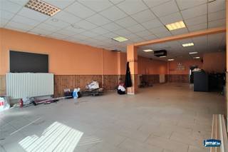 Dit handelspand met woonst ligt op een top locatie in Smeermaas, vlakbij de Nederlandse grens. Op het gelijkvloers bevindt zich het handelsgedeelte,...