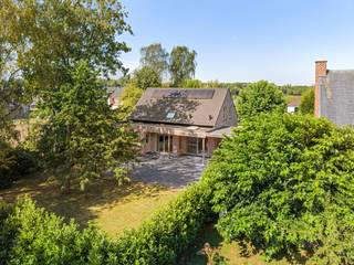 Deze rustig gelegen, energiezuinige en instapklare woning op een perceel van 7are 85ca heeft een bewoonbare oppervlakte van 223m²(vlgs opgave EPC).<br /><br />De woning werd in 2019 opgetrokken in kwaliteitsvolle houtskeletbouw met bijzondere aandacht voor stabiliteit, isolatie, luchtdichtheid en wooncomfort. <br /><br />Gelijkvloers<br /><br />Inkomhal met gastentoilet, ruime en lichtrijke woon-en eetkamer met toegang tot het overdekt terras via schuifdeuren, open keuken met zicht en toegang tot het terras, achterinkom en berging met aansluiting was- en droogkast. Twee ruime, multifunctionele kamers die ook als slaapkamer, bureau of thuiswerkruimte kunnen worden gebruikt. Badkamer met dubbele wastafel, inloopdouche en toilet. <br /><br />Verdieping<br /><br />Nachthal met toegang tot twee ruime slaapkamers en een badkamer met wastafel, toilet, ligbad en douche. De ruime hoofdslaapkamer biedt bovendien mogelijkheden voor een verdere indeling of inrichting.<br /><br />Tuin en buitenruimtes<br /><br />Volledig omheinde tuin met toegang via een automatische poort, hoge carport en overdekt terras.<br /><br />Extra troeven<br /><br />Instapklaar<br />Zonnepanelen<br />Energiezuinig EPC A<br />Elektriciteit conform<br />Op- en afrit E 313 op 2,5 km