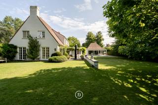 In het pittoreske Deurle is een uitzonderlijke landelijke villa die charme, comfort en luxe moeiteloos combineert. <br />Gelegen op een riant perceel van ca. 2.000 m², geniet deze woning van een prachtige zuidgerichte tuin met zwembad en stijlvol poolhouse. Met een bewoonbare oppervlakte van ongeveer 436 m² biedt ze royale leefruimtes, afgewerkt met warme parketvloeren, grote raampartijen en een gezellige haard die uitkijkt op het groen. <br /><br />De open leefkeuken met bijkeuken vormt het hart van de woning, terwijl de hamam en het poolhouse zorgen voor pure ontspanning. Op de verdieping bevinden zich vier ruime slaapkamers en drie badkamers, waaronder een master suite met dubbele dressing. <br /><br />De woning werd gebouwd in 1975 en smaakvol gerenoveerd in 2001, en is voorzien van zonnepanelen. <br /><br />Dankzij de dubbele garage en meerdere parkeerplaatsen is er plaats voor minstens vijf wagens. Deurle staat bekend als een van de mooiste dorpen van Vlaanderen, waar rust en privacy hand in hand gaan met nabijheid van Gent en uitstekende bereikbaarheid. Een uniek aanbod voor wie exclusief en stijlvol wil wonen in een groene omgeving.