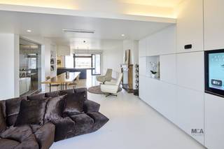 Luxe appartement in loft-stijl– wonen in hartje HasseltRustig wonen op de 3e verdieping.Stijlvolle inrichting door interieur- en fashiondesigner...