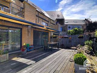 PLUSPUNTEN:+ bewoonbare oppervlakte: 98,85 m²+ oppervlakte terras: 50,37 m²+ 2 slaapkamers+ ondergrondse parkeerplaats+ kelderberging+ veel...