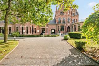 Kasteel van ZaffelarePrachtig kasteel met een enorm potentieel, gelegen op een domein van maar liefst 4,6 hectare.Een bijzonder vastgoed met geschiedenis, uitstraling en vooral veel mogelijkheden.Dit karaktervolle kasteel uit 1901 geniet van een authentieke architectuur, royale volumes en talrijke karaktervolle details. Het domein omvat tuinen en weides, geniet van open zichten en biedt een uitzonderlijke combinatie van rust, ruimte en privacy. Bovendien is er een ruime parking met plaats voor ca. 120 wagens.De royale inkom, verschillende ontvangstruimtes en zalen, hoge plafonds en authentieke elementen geven het geheel een bijzondere uitstraling. De omvang, indeling en aanwezige infrastructuur maken het pand bijzonder geschikt als horeca- en eventlocatie (vergunde horeca). Verschillende ruime zalen en de combinatie van binnen- en buitenruimte bieden mogelijkheden voor onder meer feesten, recepties, seminaries, huwelijken en bedrijfsevents.Daarnaast biedt het domein mogelijkheden voor een exclusieve B&B of hospitalityconcept, praktijk- of kantooromgeving, maar evenzeer voor wie op zoek is naar een uitzonderlijke private woonst met ruimte, groen en karakter.Er is reeds een appartement met dakapaprtement en aparte toegang: de ideale privé wie wonen en werken wil combineren. Een veelzijdig geheel waarbij vooral de combinatie bijzonder is: 4,6 hectare, authentieke architectuur, royale ruimtes, ruime parking, buitenruimte, privacy en verschillende gebruiksmogelijkheden.