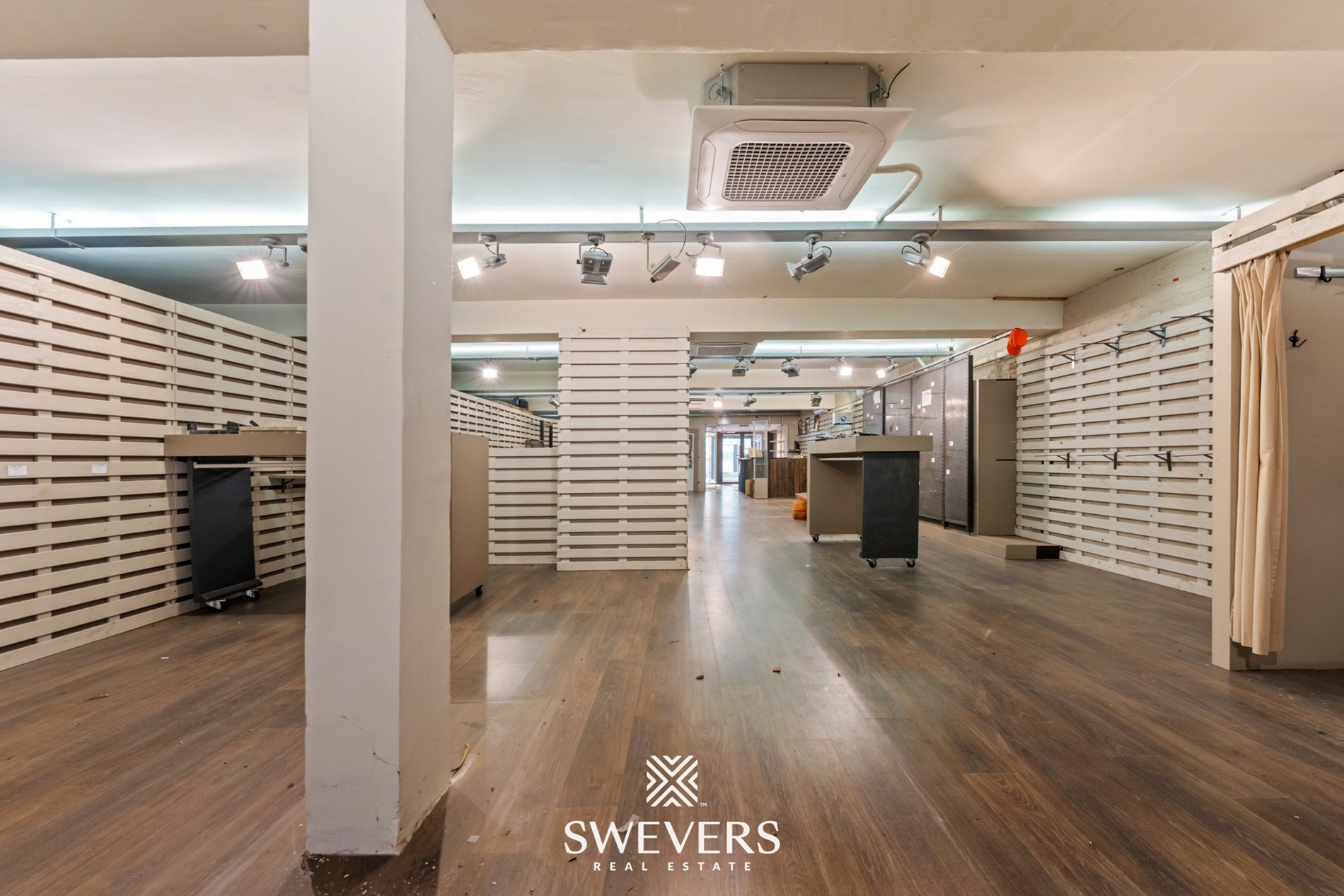 Uitzonderlijke mooi gelegen en ruime (391m²) handelsruimte in het volle centrum van Leopoldsburg - foto 5