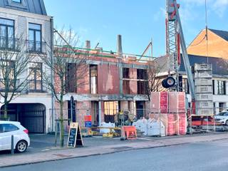 Op een absolute topligging in het bruisende hart van Oud-Turnhout bieden wij een ruime, polyvalente ruimte van 165 m² te huur aan. Deze casco...
