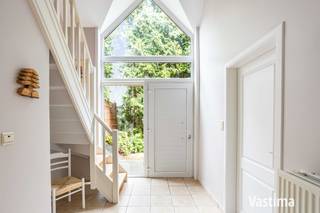 Bent u op zoek naar een ruime, instapklare woning waar rust, comfort en bereikbaarheid perfect samenkomen? Deze karaktervolle woning, gelegen in een rustige, doodlopende straat zorgt voor een aangename woonomgeving, terwijl u toch dicht bij het centrum van Nieuwerkerken woont. Dankzij de rustige ligging, de vlotte bereikbaarheid en de vele praktische troeven biedt deze woning volop ruimte en comfort voor het hele gezin.<br /><br />CV Aardgas (2022) / EPC label B / Dubbel glas / Betonnen constructie / Elektriciteit conform / Regenwaterput 10.000 L / Bouwjaar 2004 / …<br /><br />Bij het betreden van de woning wordt u verwelkomd in een statige inkomhal die meteen een aangename eerste indruk geeft. Van hieruit komt u in de lichtrijke leefruimte, die dankzij de extra zithoek over een mooie veelzijdigheid beschikt. Deze ruimte kan perfect worden ingericht als gezellige zithoek, speelruimte of praktische bureauruimte.<br /><br />Aansluitend bevindt zich de ruime keuken, een aangename plek waar u alle ruimte heeft om comfortabel te koken. Zo vormt deze ruimte een fijne plek om samen te genieten van heerlijke maaltijden en gezellige momenten. Vanuit de leefruimte en keuken kan u ook overal genieten van het groene uitzicht.<br /><br />Vanuit de inkomhal is er toegang tot een praktische bergruimte, voorzien van aansluitingen voor wasmachine en droogkast. Daarnaast beschikt de woning over een ruime dubbele inpandige garage, die rechtstreeks vanuit de woning bereikbaar is. Ook op de oprit is er voldoende parkeergelegenheid voor twee wagens, wat zorgt voor extra comfort en parkeermogelijkheden.<br /><br />Op de eerste verdieping beschikt de woning over een lichtrijke en ruime overloop en maar liefst vier slaapkamers, waardoor er volop ruimte is voor het hele gezin. Daarnaast is er een aparte bureauruimte die perfect kan worden ingericht als vijfde slaapkamer. De ruime badkamer maakt deze verdieping compleet en is voorzien van een ligbad, douche en toilet. Een comfortabele en praktische verdieping die helemaal is afgestemd op het dagelijkse gezinsleven.<br /><br />Bovendien is er een ruime zolder, bereikbaar via een luik. Deze praktische ruimte biedt heel wat extra opbergruimte en maakt het eenvoudig om spullen te stockeren.<br /><br />Ook buiten heeft deze woning heel wat te bieden. De tuin loopt volledig rondom de woning en biedt verschillende mogelijkheden om te genieten van de buitenruimte.<br /><br />Het aanwezige tuinhuis zorgt bovendien voor extra bergruimte voor tuinmateriaal en andere spullen.<br /><br />Interesse in deze piekfijn onderhouden woning? Ga naar Vastima.be voor meer informatie of een bezoek.