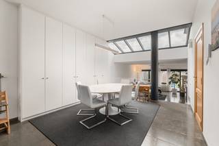 <p>[[ DIT PAND NEEMT DEEL AAN DE ERA OPEN HUIZEN DAG OP 19/9 VAN 11:00 TOT 12:00 ]]</p><p><strong>Charmante gesloten bebouwing in het centrum van Zaventem, nabij openbaar vervoer en het station.</strong></p><p>Deze woning uit 1932 combineert karakter met hedendaags comfort en een praktische indeling. De ruime woonkamer van meer dan 43 m² zorgt voor een aangename leefruimte met veel mogelijkheden. Dankzij het EPC-label B, de conforme elektrische installatie en het ontbreken van asbest geniet je hier van extra gemoedsrust. Met twee badkamers is de woning bovendien bijzonder praktisch voor gezinnen of wie extra comfort zoekt. De mooie tuin van 60 m² en het zonnige terras maken het geheel compleet en bieden een fijne buitenruimte in een centrale ligging nabij invalswegen.</p><p><br /></p><p><strong><u>Belangrijkste ruimtes:</u></strong></p><p>• Inkomhal (7,2 m²) met toegang tot de leefruimtes</p><p>• Ruime woonkamer (43,4 m²) met aangename lichtinval</p><p>• Keuken (8,2 m²) met praktische indeling</p><p>• Bureel (4,8 m²), ideaal voor thuiswerk</p><p>• Badkamer (9 m²) met comfortabele inrichting</p><p>• Tweede badkamer (2,5 m²)</p><p>• Apart toilet</p><p>• Slaapkamer (12,9 m²)</p><p>• Slaapkamer (13,8 m²)</p><p>• Terras (15 m²) aansluitend op de tuin</p><p>• Tuin van 60 m²</p><p>• Kelder (17,9 m²) met extra bergruimte</p><p><br /></p><p><strong><u>Troeven:</u></strong></p><p>• EPC B, conforme elektriciteit en geen asbest</p><p>• Twee badkamers voor extra comfort</p><p>• Mooie tuin en terras in een centrale ligging</p><p><br /></p><p>Meer informatie of een bezoek met Joery Van De Gucht? Contacteer ons via +3223351115</p><p>JOUW DROOMHUIS. ZO GEVONDEN!</p>