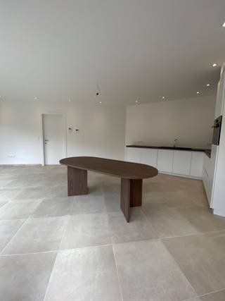 Te huur in Willebroek – lichtrijk, energiezuinig nieuwbouwappartement (2024)
Welkom in dit prachtig afgewerkte appartement van 78 m², met 2 slaapkamers en een oostgericht terras van 8 m², bereikbaar via beide kamers. Dankzij de hoge plafonds en grote ramen geniet je van een uitzonderlijk licht en ruimtelijk gevoel.
De moderne indeling omvat een volledig uitgeruste keuken, een stijlvolle inloopdouche, een aparte wc en een praktische berging met wasmachine. Vloerverwarming en ingebouwde spotjes zorgen voor comfort en klasse.
Met een EPC-score A, zonnepanelen en uitstekende isolatie woon je hier bijzonder energiezuinig.
Inclusief:
• Veilige autostaanplaats (mogelijkheid tot laadpaal)
• Fietsenstalling
Toplocatie: vlak bij winkels, scholen, openbaar vervoer en het centrum van Willebroek. Vlotte verbinding via N16 en A12 naar Antwerpen, Brussel en Mechelen.
Huurprijs: €995 + €40 parkeerplaats + €90 gemeenschappelijke kosten
Vermoedelijk vrij vanaf 01/12/2026.
Brandon Van Gucht
0468349187
Brandon98@hotmail.be